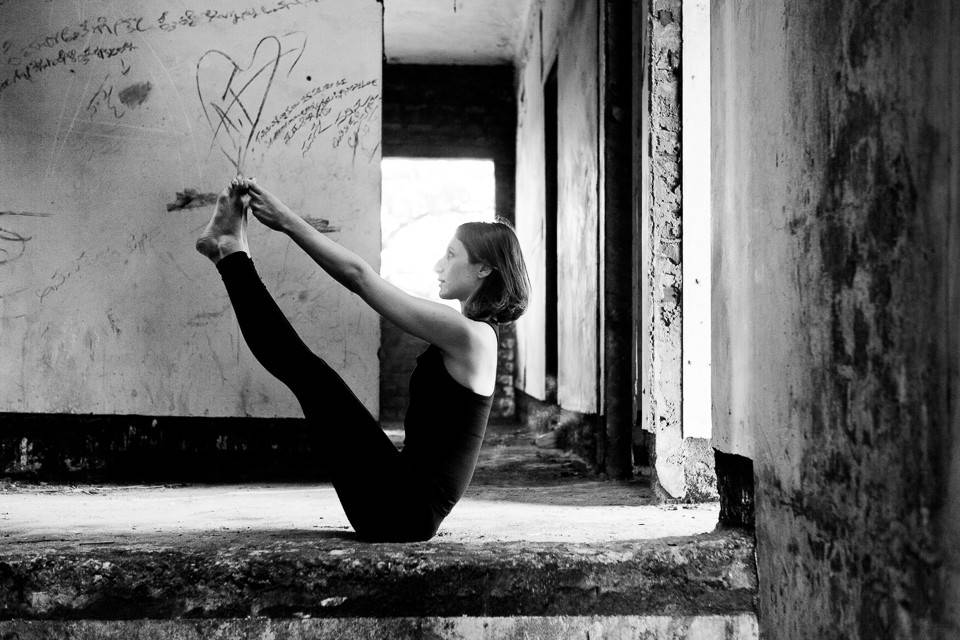 Mariza Yoga in warehouse Chamonix 